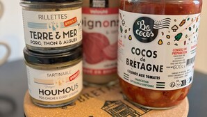 Three jars of condiments on a corkboard. - Pinvidik apartment with private parking close to city center and train station (Saint-Brieuc)