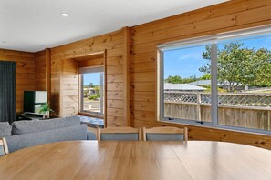 Interior - Lakewood Cottage - charming retreat, near town centre, with beautiful mountain views (Taupō)