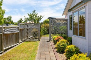 Property grounds - Lakewood Cottage - charming retreat, near town centre, with beautiful mountain views (Taupō)