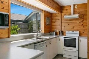 Private kitchen - Lakewood Cottage - charming retreat, near town centre, with beautiful mountain views (Taupō)