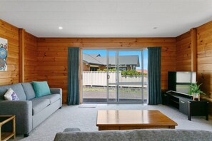 TV - Lakewood Cottage - charming retreat, near town centre, with beautiful mountain views (Taupō)