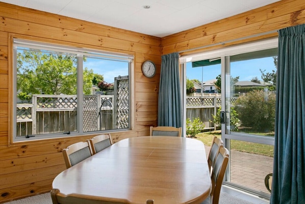 Dining - Lakewood Cottage - charming retreat, near town centre, with beautiful mountain views (Taupō)