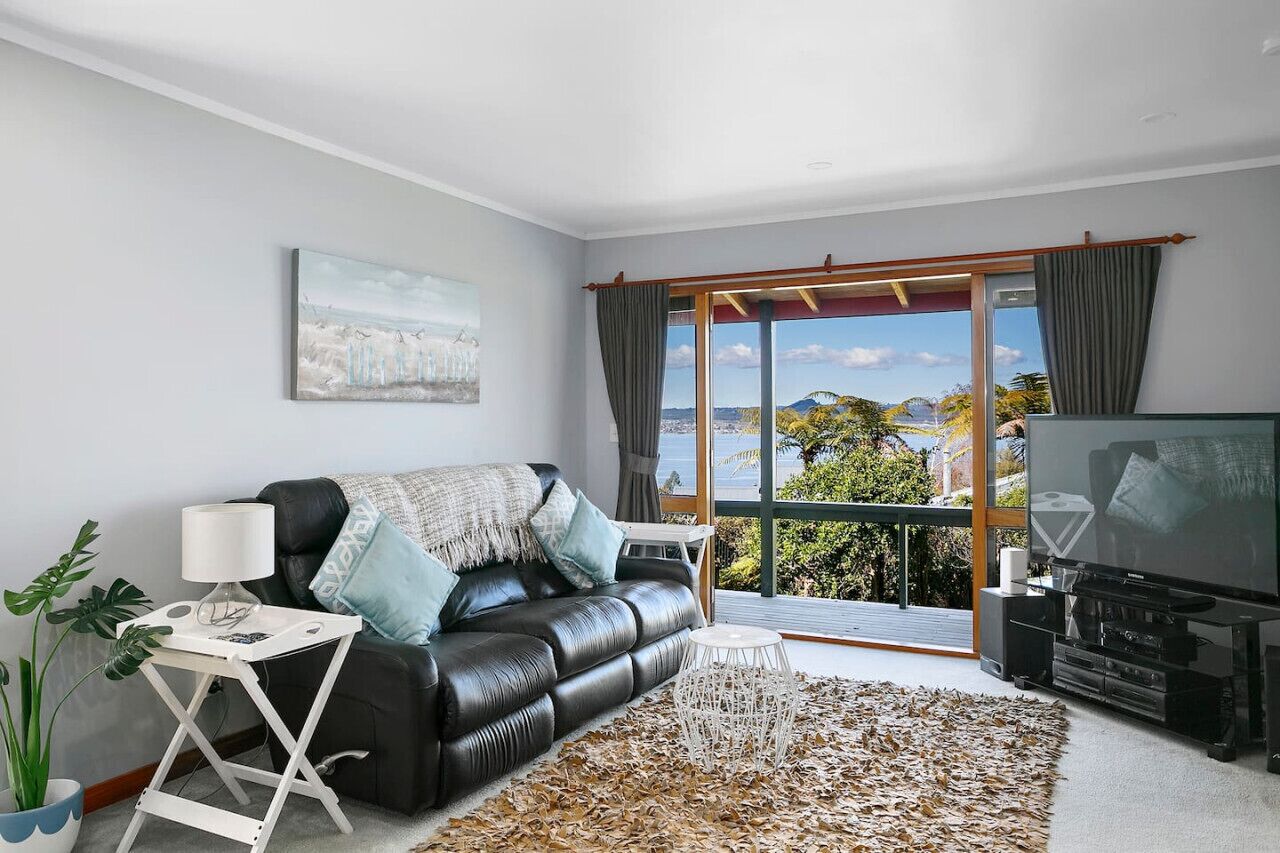 Een televisie en een open haard