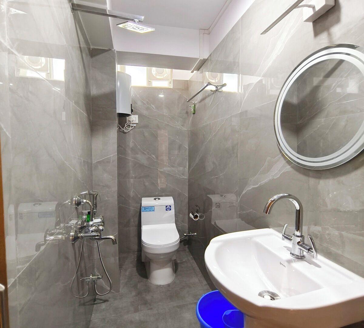 尊荣客房 | 浴室 | 淋浴设施、毛巾、卫生纸