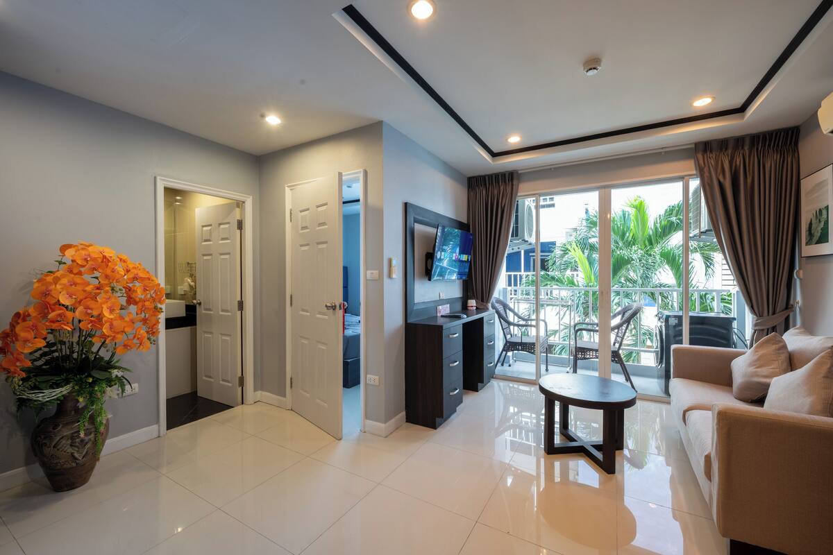 คอมฟอร์ทอพาร์ทเมนท์, ระเบียง, วิวสวนหย่อม | ตู้นิรภัยในห้องพัก, ผ้าม่านกันแสง, Wi-Fi ฟรี, ผ้าปูที่นอน
