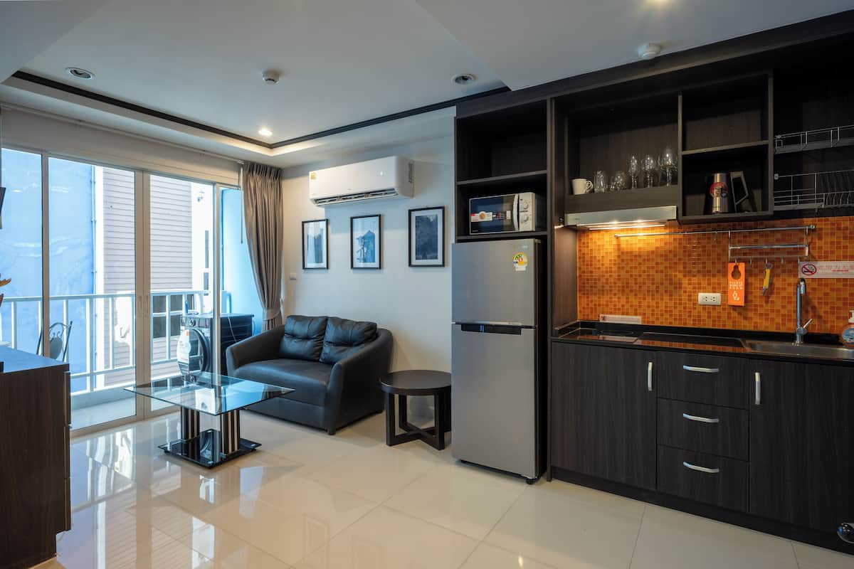 คอมฟอร์ทอพาร์ทเมนท์, ระเบียง, วิวเมือง | ตู้นิรภัยในห้องพัก, ผ้าม่านกันแสง, Wi-Fi ฟรี, ผ้าปูที่นอน