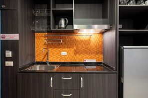 Classic Studio, Balcony, City View | Private kitchenette | Fridge, microwave, stovetop, cookware/dishes/utensils