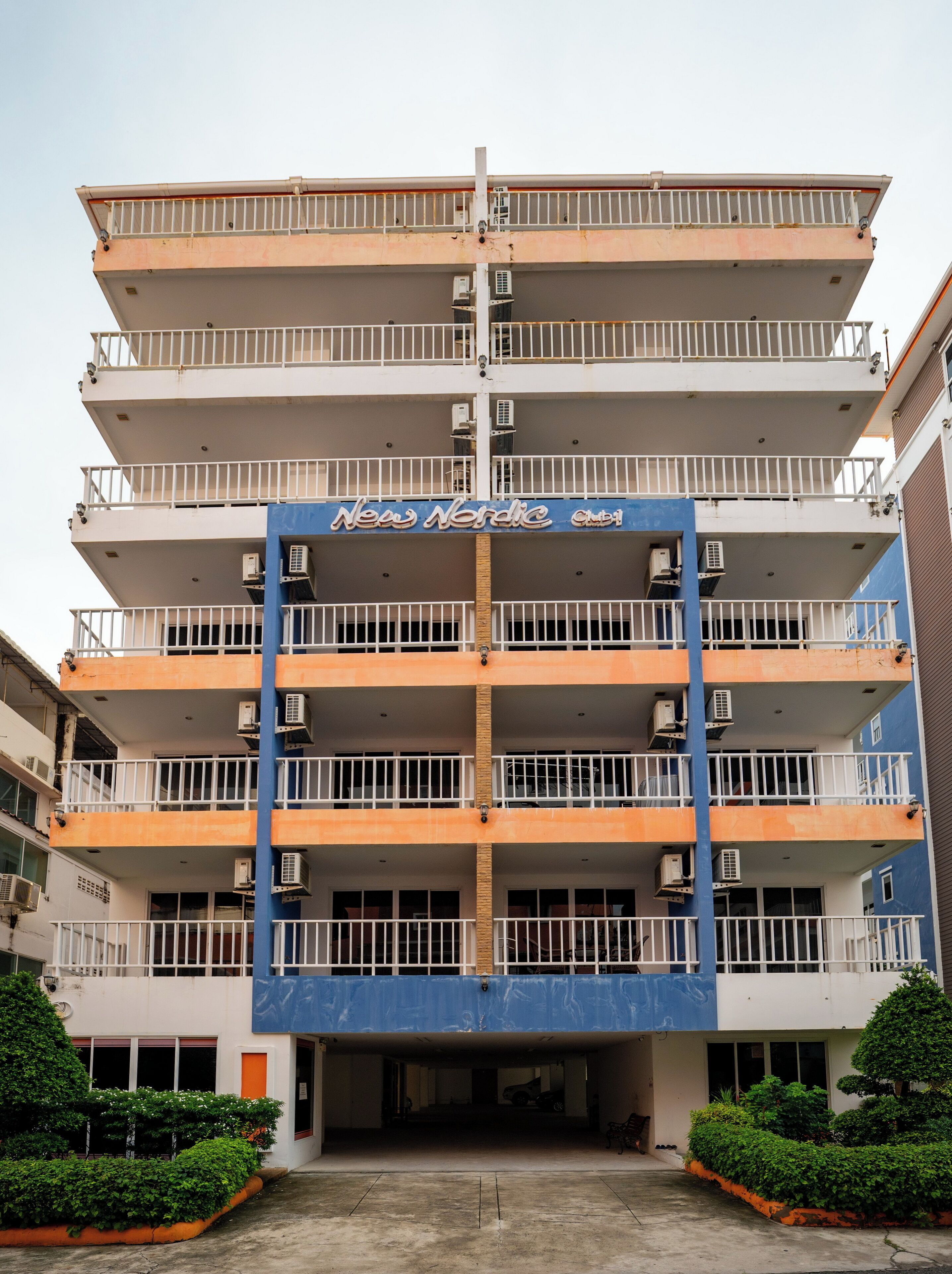 Vista frontal de la propiedad