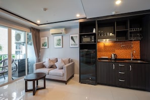 Appartamento Comfort, balcone, vista cortile | Una cassaforte in camera, Wi-Fi gratuito, lenzuola