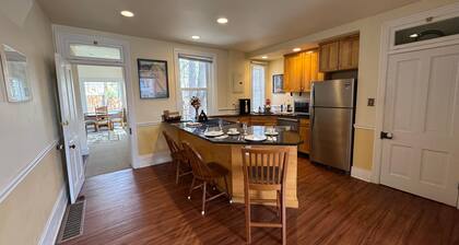 Charming 2-bedroom house, with large greatroom, quiet Avenues neighborhood