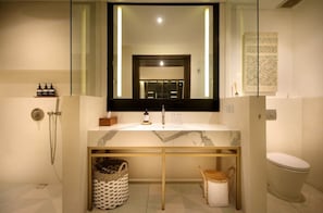 Serviettes fournies, papier toilette
