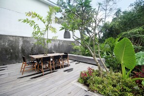 Outdoor dining - Modern Tranquility in Berawa – 4BR Villa in Canggu (Badung)