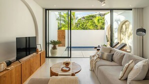 Villa – junior, balkong, bassengutsikt | Oppholdsområde
