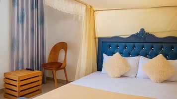 Escritorio, tabla de planchar con plancha y wifi gratis