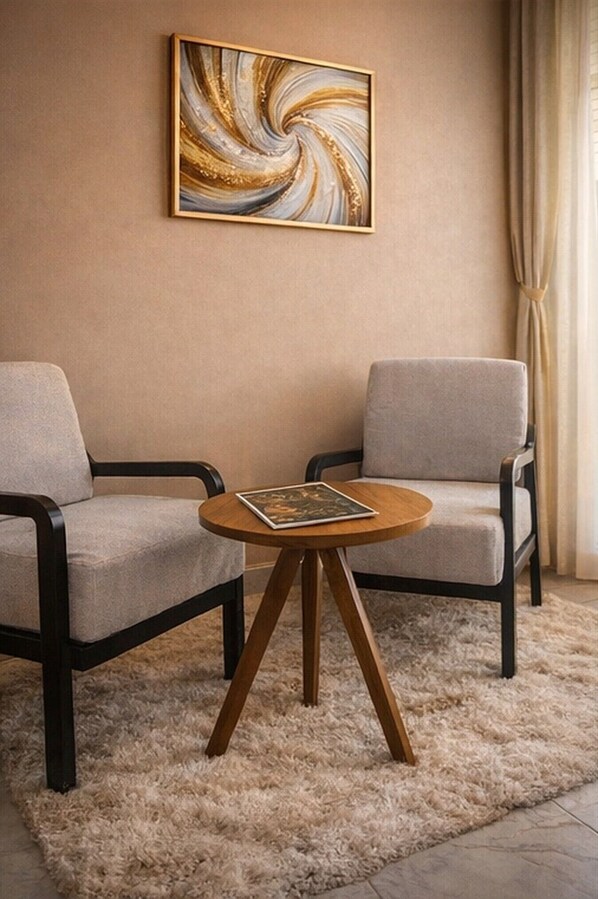 Desk, laptop workspace, soundproofing, iron/ironing board - Noaz Hotel (Kampala)