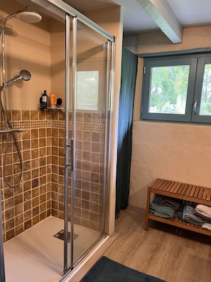 Regadera y amenidades de baño ecológicas