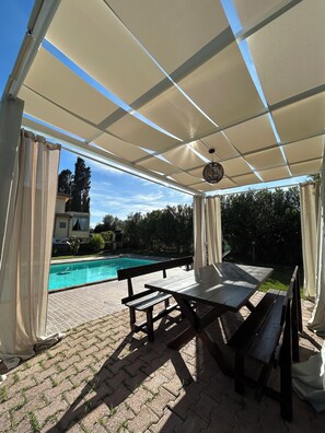 Outdoor dining - Villa Eugenie with pool (Sardegna)