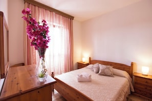 3 bedrooms, iron/ironing board, WiFi, bed sheets - Villa Eugenie with pool (Sardegna)