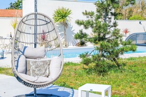 Terrace/patio - Large house with pool 100m from Paracou Beach – Peace & comfort for the whole family! (Les Sables-d´Olonne)