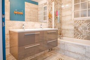 Dusche, Haartrockner, Handtücher