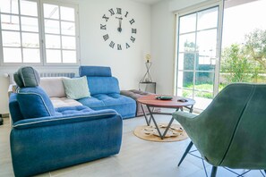 TV - Large house with pool 100m from Paracou Beach – Peace & comfort for the whole family! (Les Sables-d´Olonne)