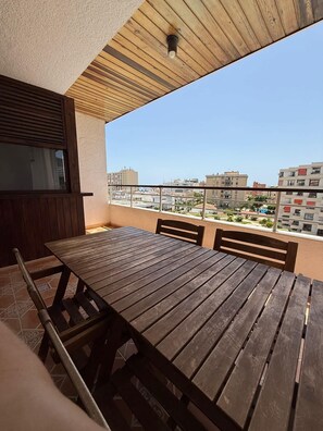 Outdoor dining - Spacious and cozy apartment with terrace and views – ideal for a relaxing stay (Torremolinos)