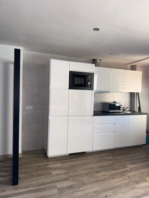 Fridge, microwave, oven, coffee/tea maker - Spacious and cozy apartment with terrace and views – ideal for a relaxing stay (Torremolinos)