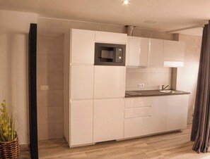 Kühlschrank, Mikrowelle, Ofen, Wasserkocher mit Kaffee-/Teezubehör