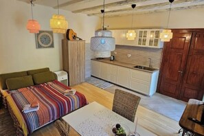 Iron/ironing board, WiFi, bed sheets