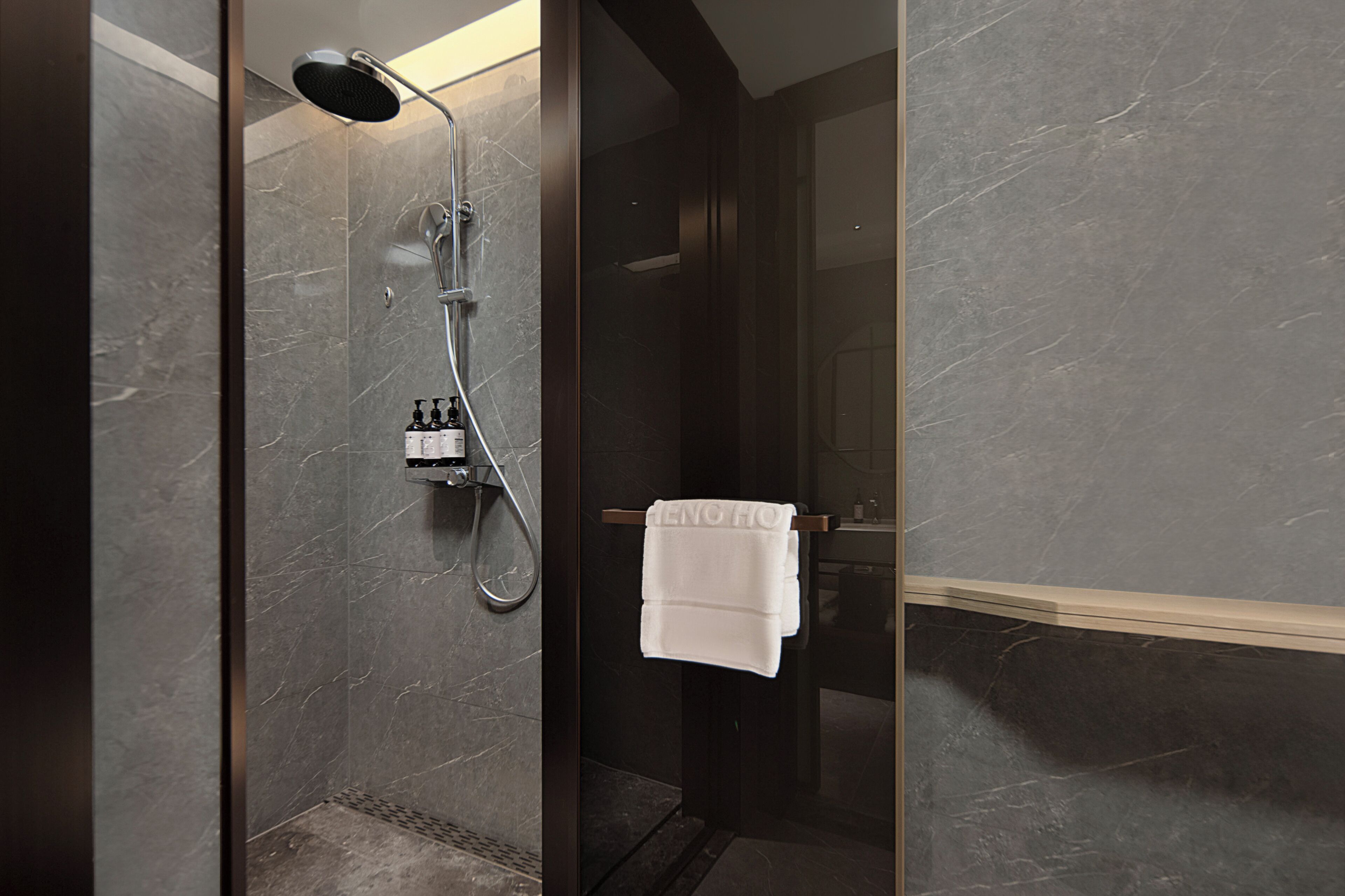 Luxury Twin Room | Bathroom | Shower, hair dryer, towels, shampoo