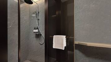 Luxury Twin Room | Bathroom | Shower, hair dryer, towels, shampoo