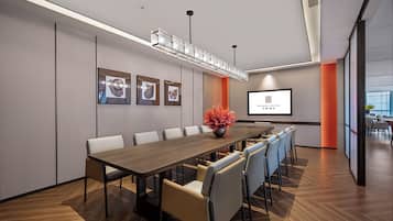 Daily buffet breakfast (CNY 48 per person)