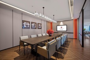 Daily buffet breakfast (CNY 48 per person)