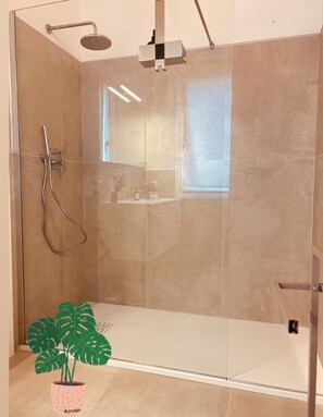 Chuveiro, secador de cabelo, roupões de banho, toalhas de banho