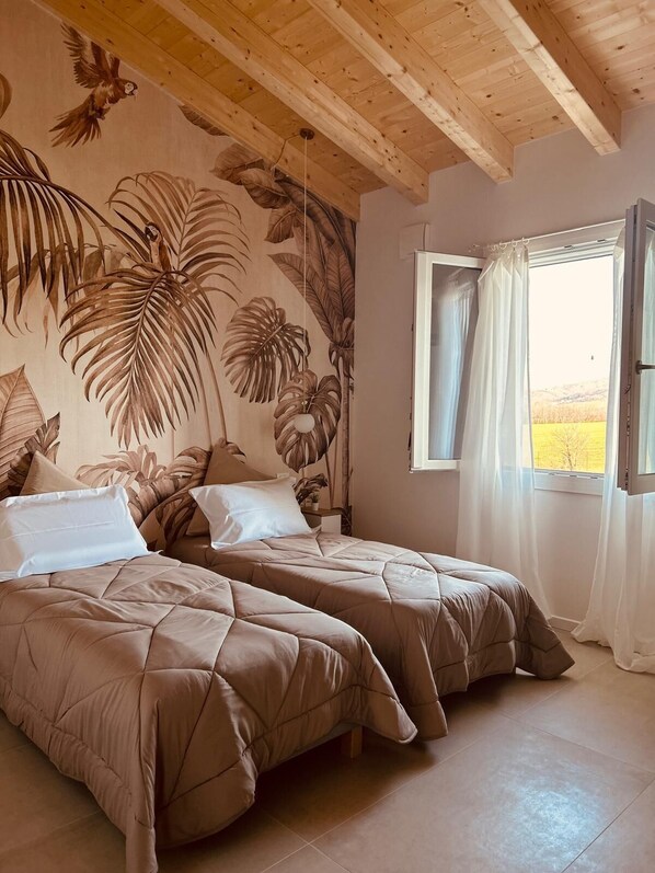 Deluxe kamer, 1 twee- of 2 eenpersoonsbedden | Een bureau, een laptopwerkplek, verduisterende gordijnen