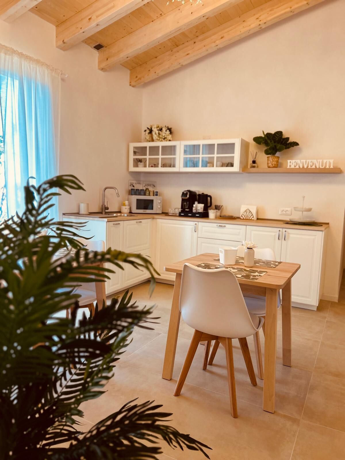 Micro-ondas, cadeirão de bebê, talheres/pratos/utensílios de cozinha