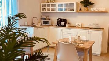 Micro-ondas, cadeirão de bebê, talheres/pratos/utensílios de cozinha