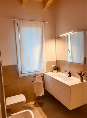 Shower, hair dryer, bathrobes, towels - La casa nel bosco (Scandiano)