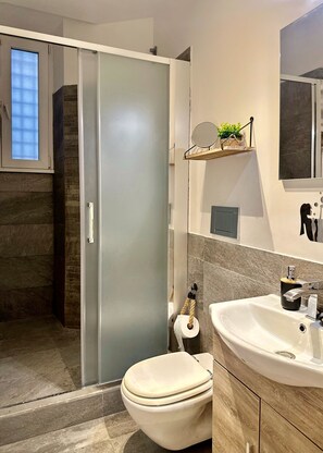 Doccia, asciugacapelli, asciugamani, sapone