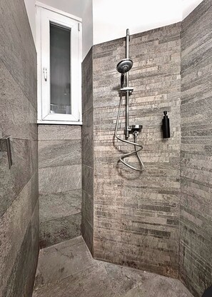 Douche, sèche-cheveux, serviettes fournies, savon