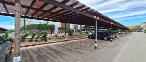 المنطقة المحيطة بالمنشأة