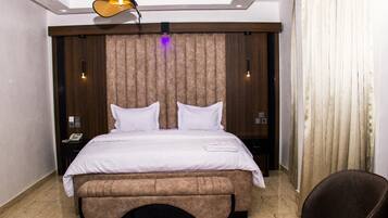 Classic Room | Desk, laptop workspace, free WiFi