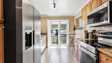 Geladeira, micro-ondas, fogão, cooktop