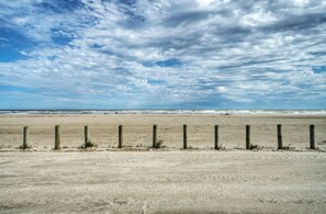 Beach nearby - Coastal Retreat w/ Pool,  BBQ & Sunset Views | Beers and Sunshine by AvantStay (Port Aransas)