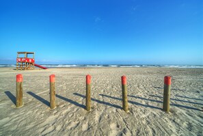 Beach nearby - Coastal Retreat w/ Pool,  BBQ & Sunset Views | Beers and Sunshine by AvantStay (Port Aransas)