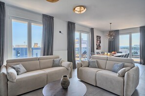 Luksus-loftsleilighet, sjøutsikt | Oppholdsområde | TV og printere