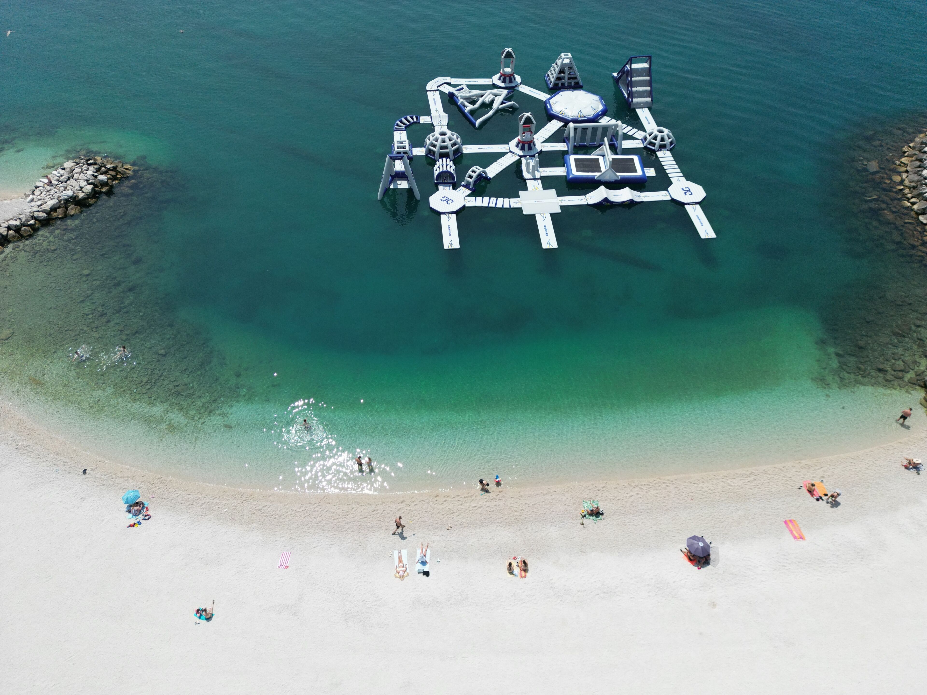 在海滩、白沙、7 间海滩酒吧