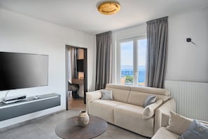 Luksus-loftsleilighet, sjøutsikt | Oppholdsområde | TV og printere