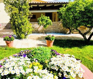 Property grounds - Delightful and refined villa nestled in a green oasis in the city (Palermo)