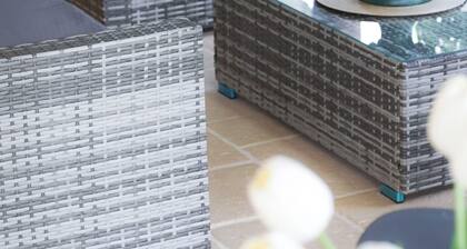 Delightful and refined villa nestled in a green oasis in the city